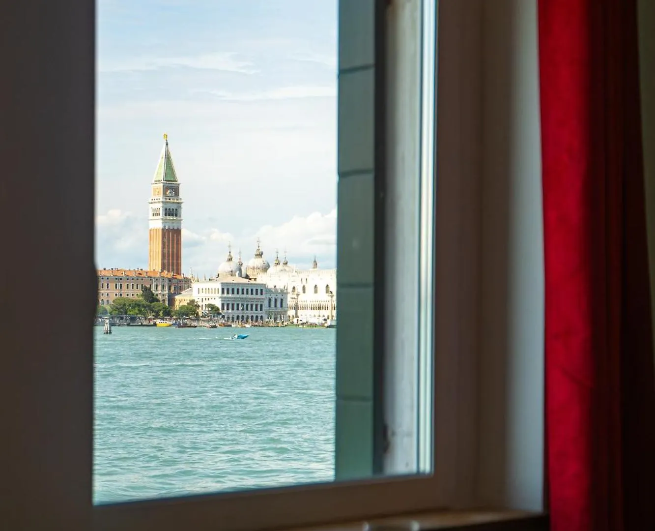 3 Windows On St Mark - Waterfront Apartment
