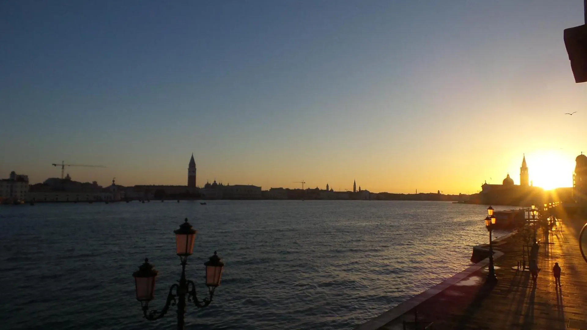 3 Windows On St Mark - Waterfront Apartment Venecia