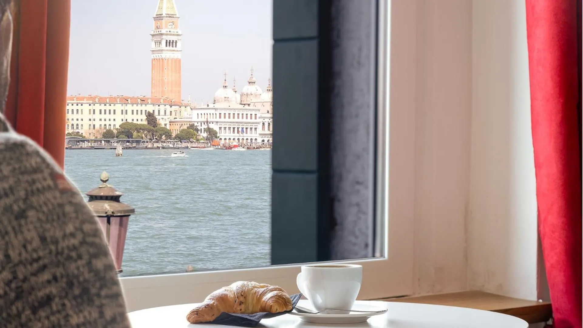 3 Windows On St Mark - Waterfront Apartment Venice