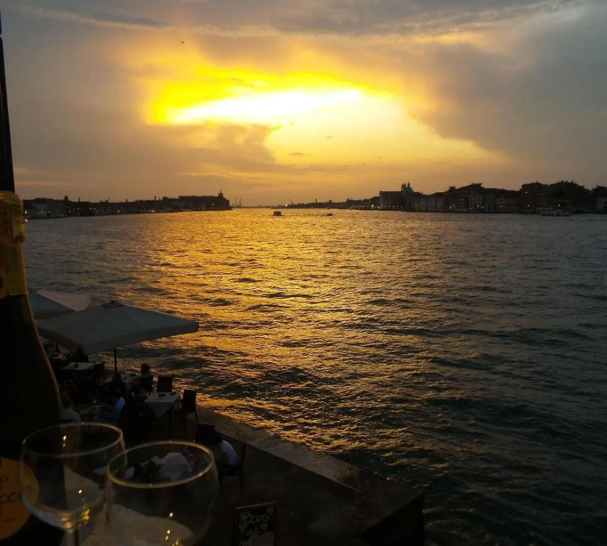 3 Windows On St Mark - Waterfront Apartment Venice Italy
