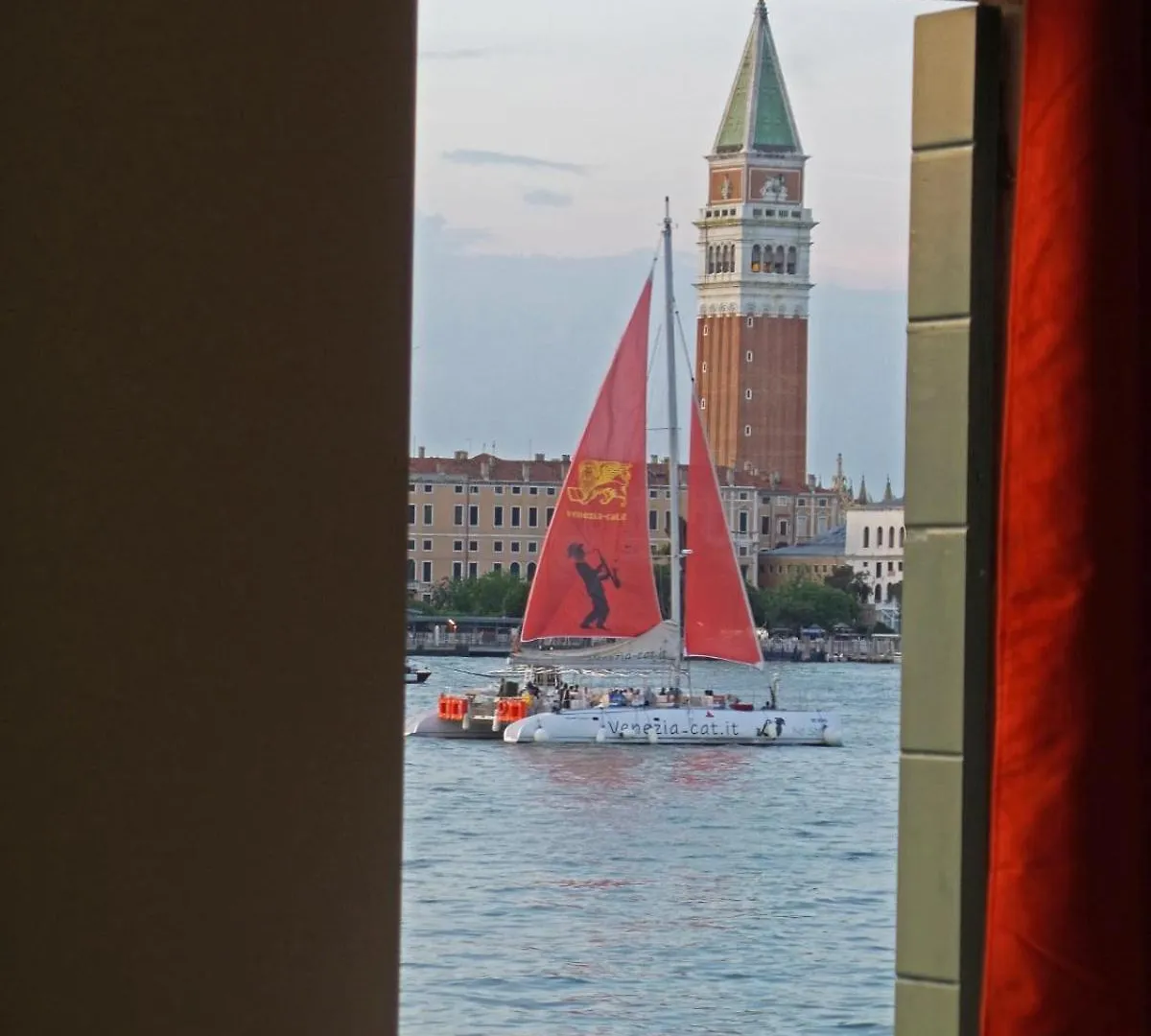 3 Windows On St Mark - Waterfront Apartment