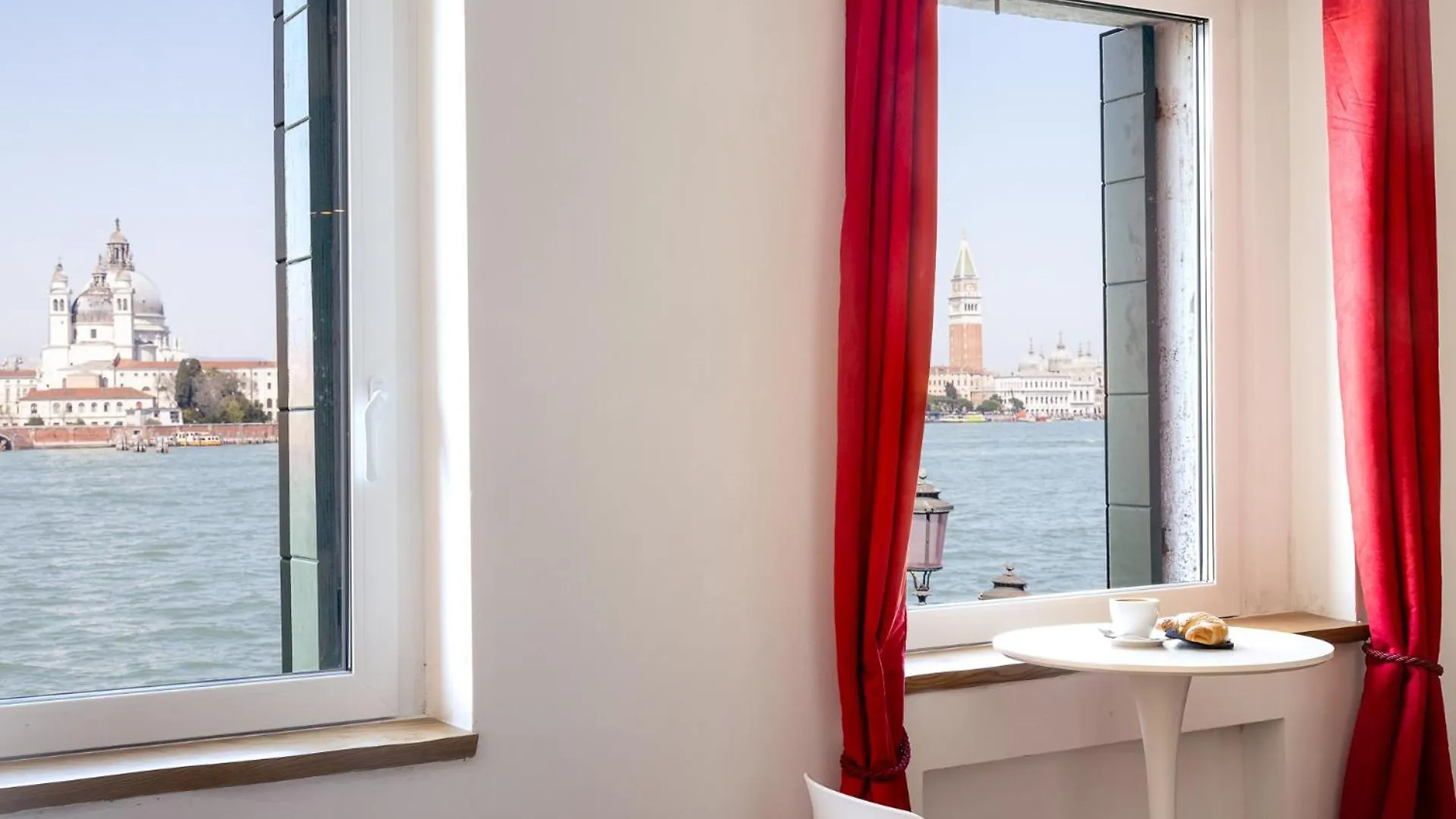3 Windows On St Mark - Waterfront Apartment  Venice