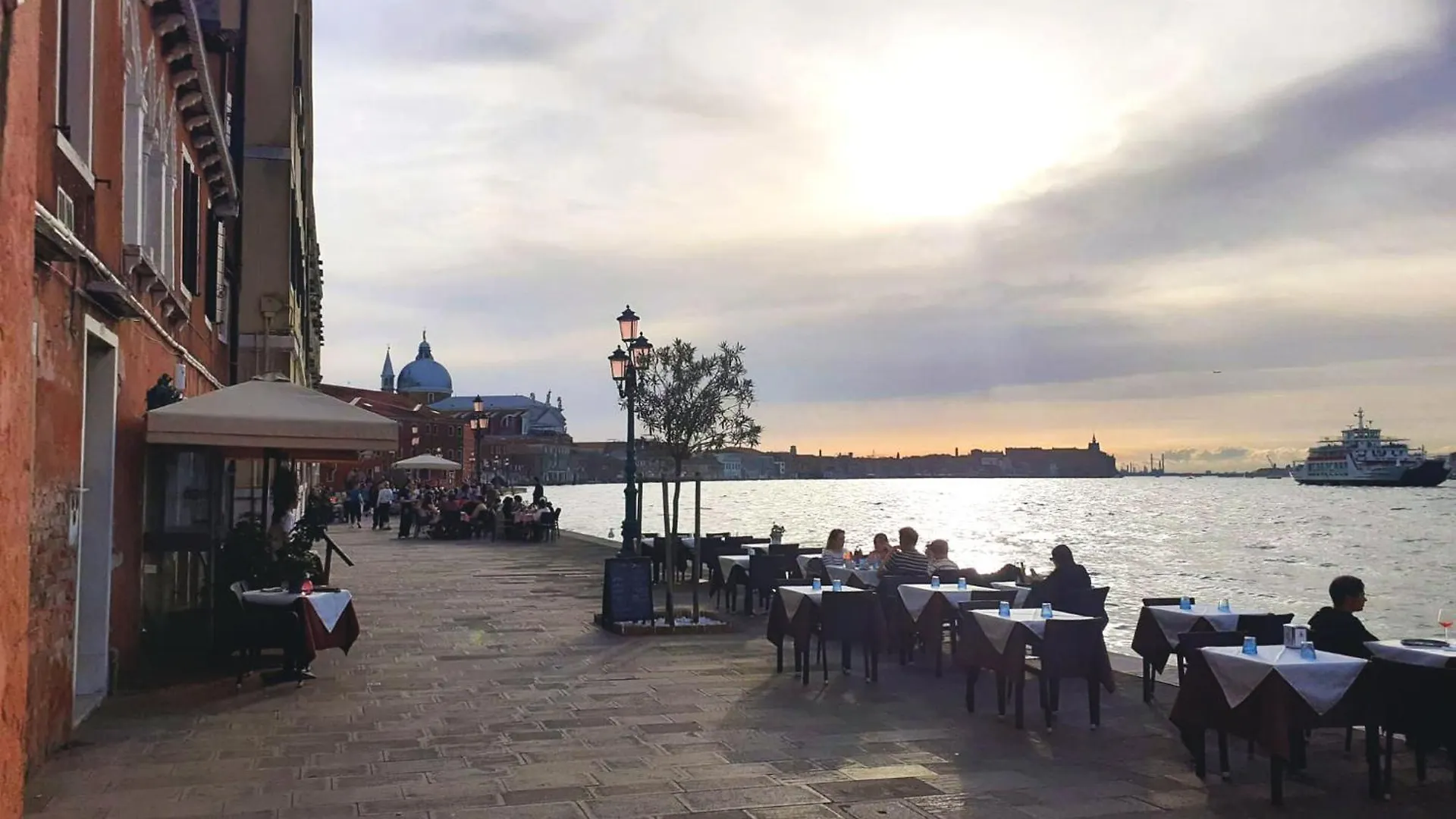 3 Windows On St Mark - Waterfront Apartment  Venice